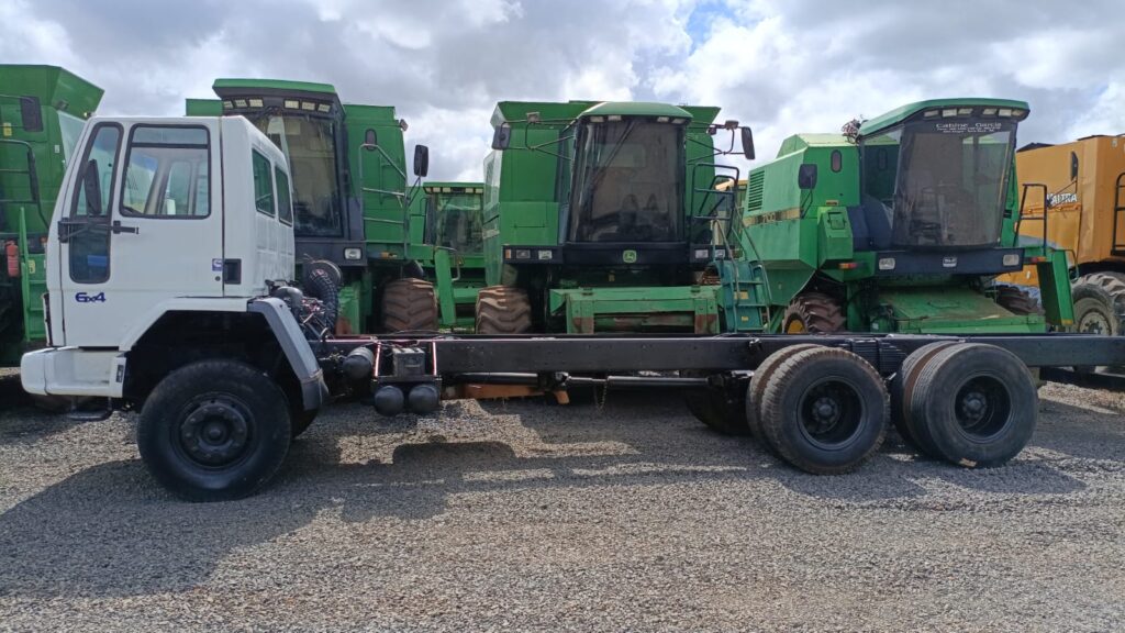 Caminhão Ford Cargo 2425 • 1998 Usado Venda
